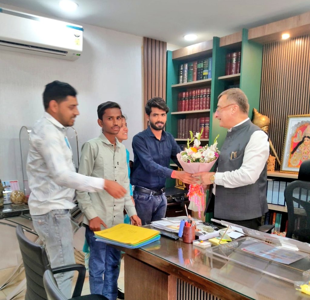 यह मुलाकात सिर्फ एक औपचारिकता नहीं बल्कि हजारों युवाओं के भविष्य की लड़ाई है।
👉बीजेपी सरकार की नीतियों ने युवाओं को असमंजस और बेरोजगारी के दलदल में धकेल दिया है।
👉वादे बड़े-बड़े, लेकिन ज़मीन पर सच्चाई शून्य❗
अब सवाल ये है क्या युवाओं के साथ किया गया अन्याय यूँ ही चलता रहेगा❓