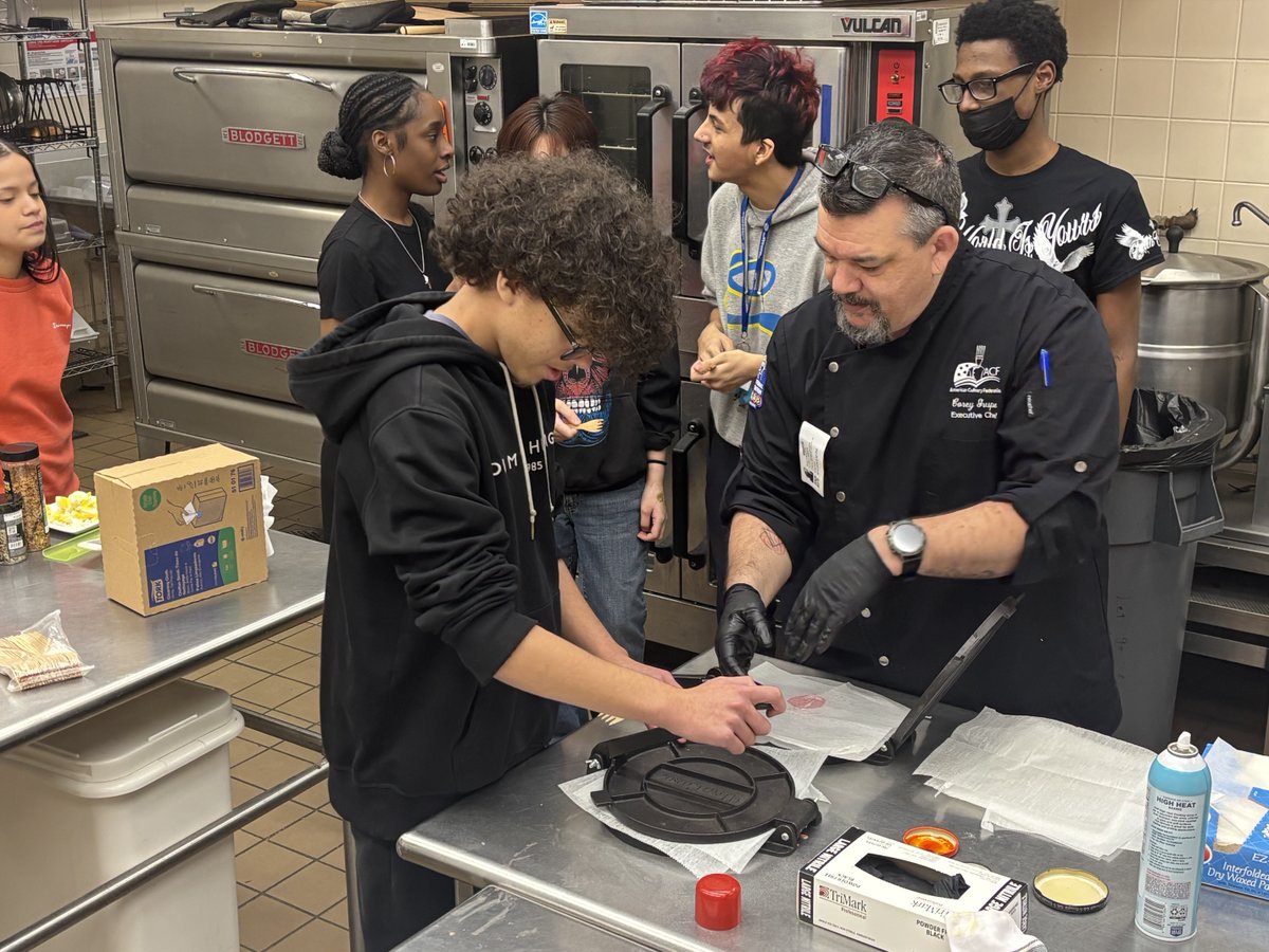 IlliniRestAssoc's tweet photo. The future of hospitality is looking bright at Roberto Clemente High School! 🌟
A huge thank you to Brad Vancil and Executive Chef Corey Grupe from HMS Host for visiting Chef Hector Perez’s ProStart culinary management classroom for a hands-on demo.
#ProStart #CulinaryEducation https://t.co/o7V7vnO1hk