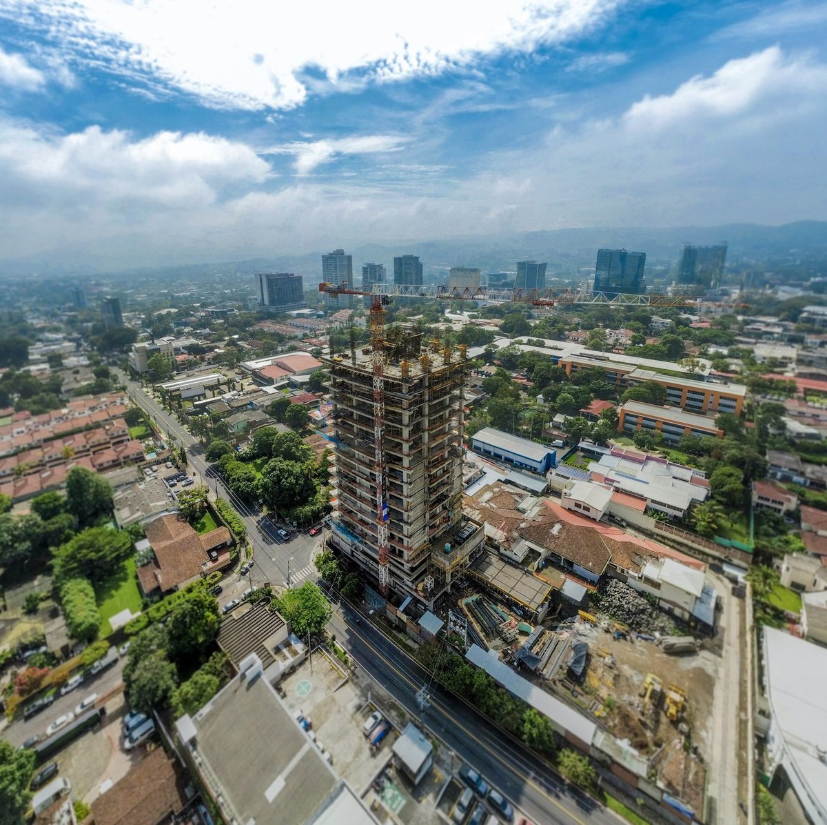 CONSTRUCCIÓN LIDERA CRECIMIENTO ECONÓMICO EN EL SALVADOR CON CIFRAS RÉCORD EN LA REGIÓN

El sector construcción se ha consolidado como uno de los principales motores de la economía salvadoreña, impulsado por una fuerte inversión y el dinamismo en el desarrollo de proyectos a
