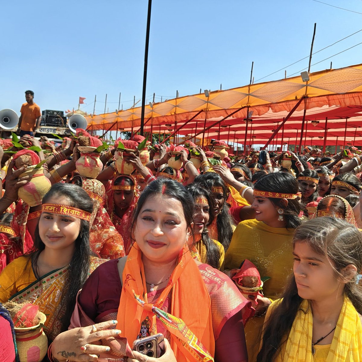 AnamikaDevi19's tweet photo. सिमरिया प्रखंड अंतर्गत ग्राम इचाककला, आराआतु एवं बेलगड्डा में आयोजित श्री श्री 1008 रुद्र सप्तदिवसीय महायज्ञ की पावन कलश यात्रा में हजारों श्रीराम भक्तों एवं माताओं-बहनों के साथ सम्मिलित होने का सौभाग्य प्राप्त हुआ। https://t.co/9maaG47Ll9