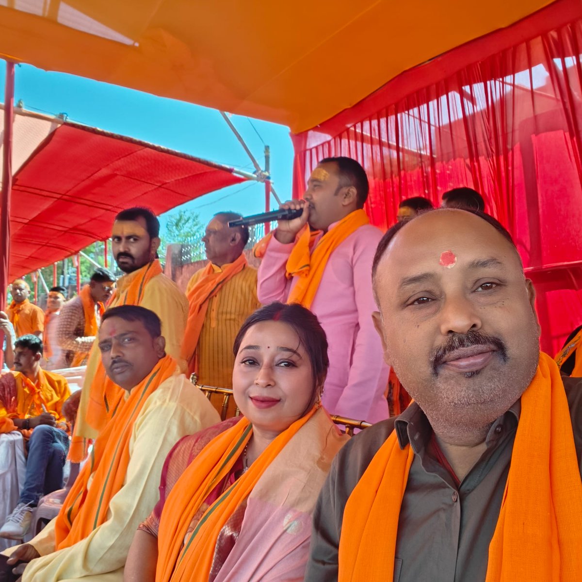AnamikaDevi19's tweet photo. सिमरिया प्रखंड अंतर्गत ग्राम इचाककला, आराआतु एवं बेलगड्डा में आयोजित श्री श्री 1008 रुद्र सप्तदिवसीय महायज्ञ की पावन कलश यात्रा में हजारों श्रीराम भक्तों एवं माताओं-बहनों के साथ सम्मिलित होने का सौभाग्य प्राप्त हुआ। https://t.co/9maaG47Ll9
