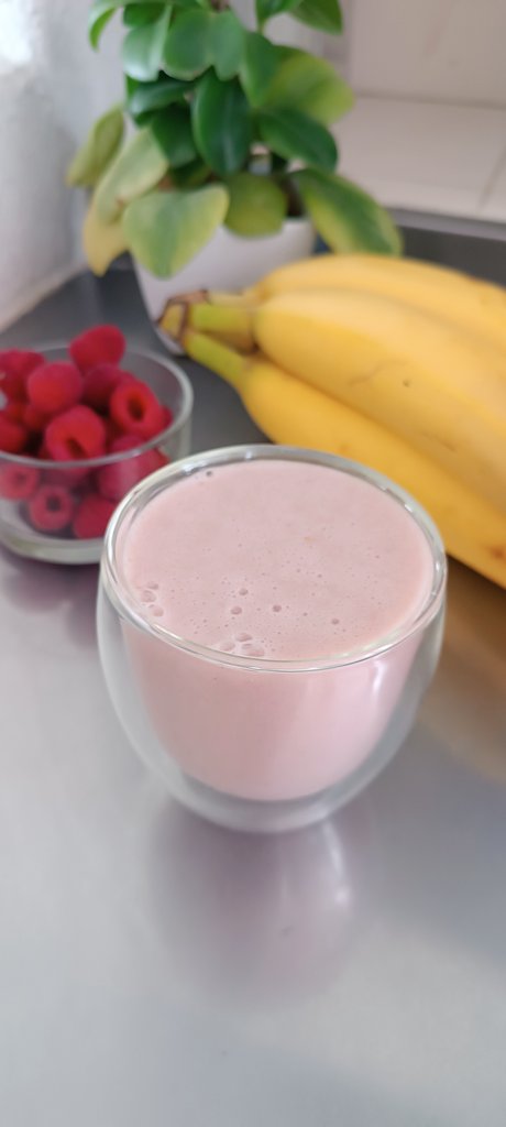 RosinaQuintana's tweet photo. Malteada de Frambuesa con Plátano 🍌 https://t.co/iM99Ya5Qzz 😋 #rosiqui #receta #malteada #frambuesa #banana #proteina #vegan #raspberry #milkshake #FelizViernes https://t.co/ZNS4c8Jt1H