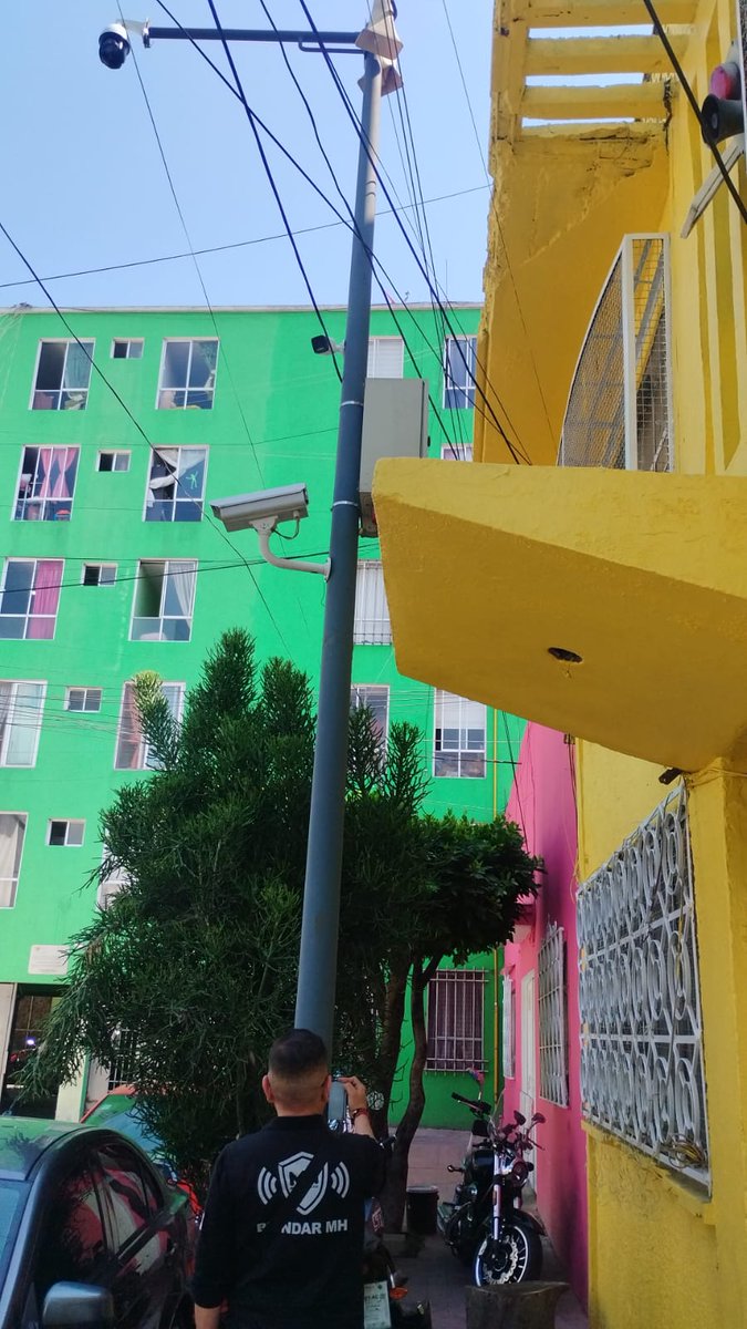 BlindarMH's tweet photo. 🚨 Esta mañana, personal de la #CSCMH acudió a la colonia Ventura Pérez de Alba en @AlcaldiaMHmx para supervisar el correcto funcionamiento del sistema de videovigilancia en la zona. 🎥
Seguimos fortaleciendo la seguridad y el monitoreo para proteger a nuestras vecinas y vecinos. 🛡️
#BlindarMH
