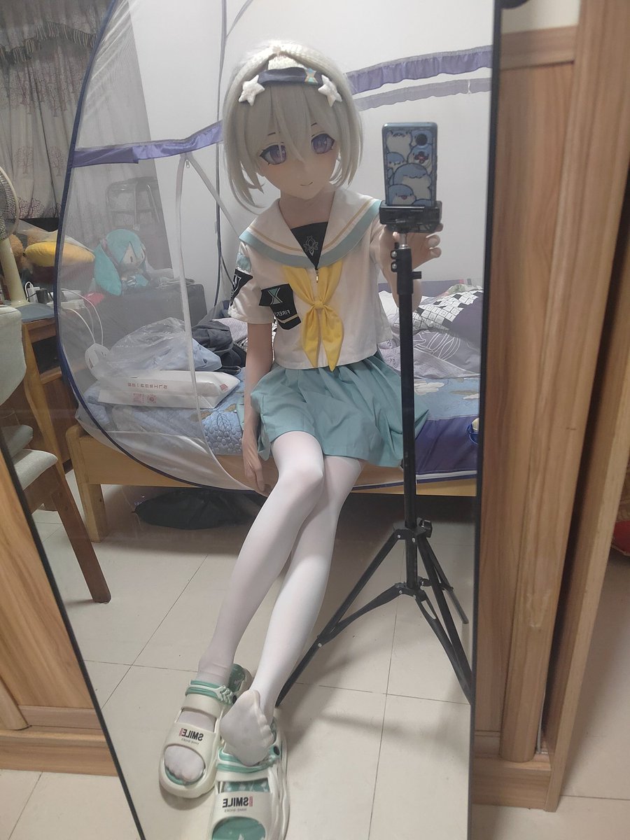 arcute56's tweet photo. 小卖部老板娘在猫旁边又栓了条狗，一靠近就低吼，以后都没有免费的猫可以摸了😡 https://t.co/1cqlHfZltJ