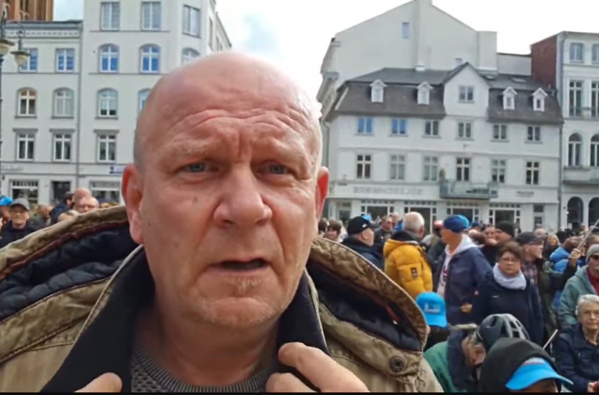 DerNorb's tweet photo. In #Schwerin heute braun-blaue Kagge am Start.
#Federau will Bürgermeisterin werden…🙄
Diverse Rechte bis rechtsextreme Streamer dabei…🤮 https://t.co/z0x8Mv65JP
