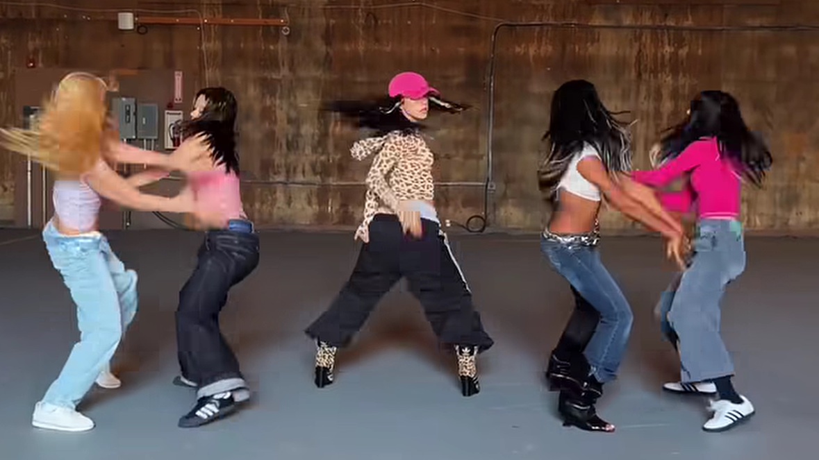 maieyekon's tweet image. everyone being in duos expect daniela sighhh #danon #FreeManon