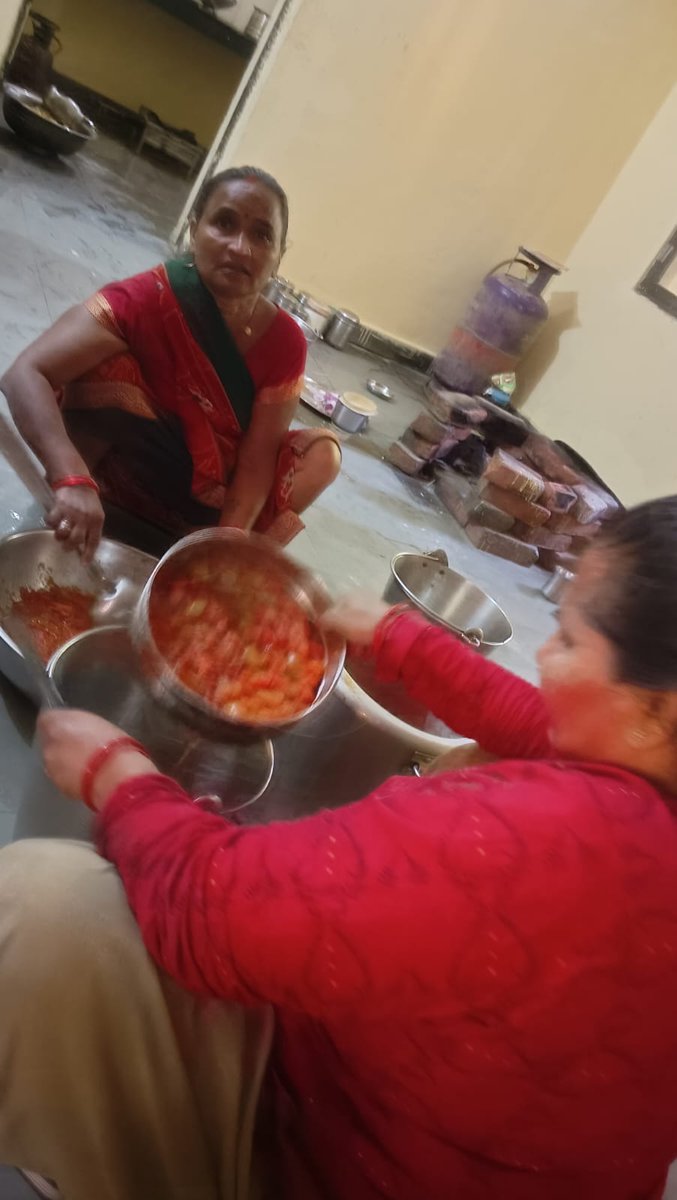 आदरणीय जिलाधिकारी महोदय  अपने आवास पर उगी आर्गेनिक सब्जियाँ हमेशा कस्तूरबा गाँधी आवासीय बालिका विद्यालय की बच्चियों हेतु देते रहते हैं! आज बच्चियों हेतु टमाटर दिये जिसे सूप और चटनी बनाकर बच्चियों मे वितरण कराया गया! 
 💐🙏🙏
जौनपुर!
जयहिन्द 🙏