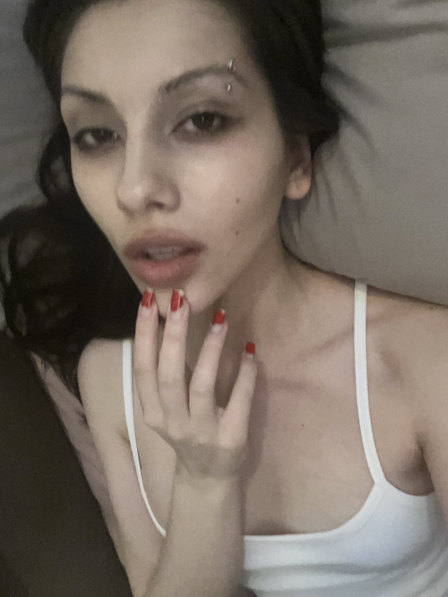 арина tweet media