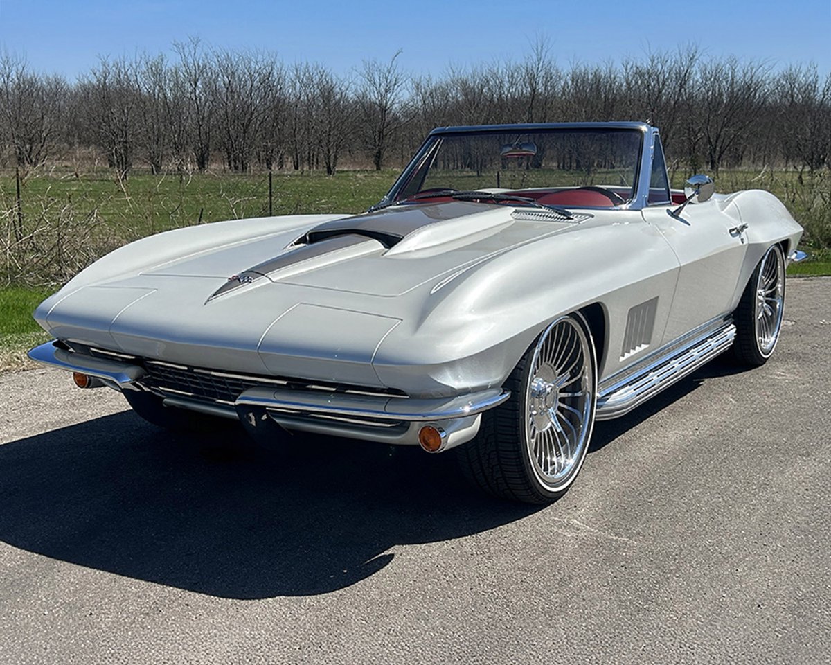 Barrett_Jackson's tweet image. Built to drive, not just admire. This 1967 @Chevrolet #Corvette custom convertible is powered by a Gen V LT1 direct injection #V8 engine paired with a 4L70E automatic overdrive transmission. Selling with No Reserve at the 2026 #PalmBeach Auction.

More: bit.ly/PB26TW-1967Che…