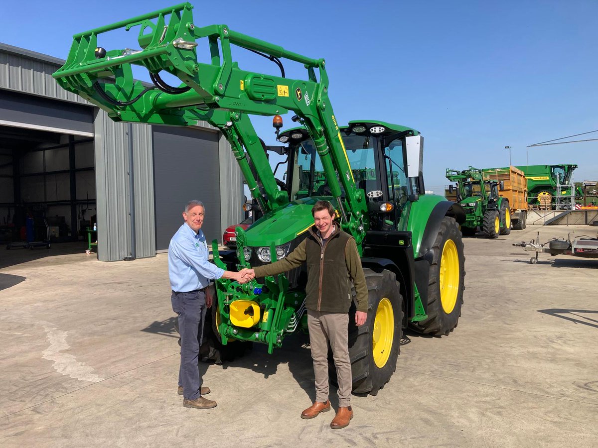 tallisamosgroup's tweet image. 🟢🚜A @johndeere 6M 115🚀 fully loaded with Autopower transmission, front linkage and PTO, rounded off nicely with a 623R loader.
Handed over by Steve Moon, TAG Kemble to a local customer.

A BIG thank you for your continued business👍

#johndeere #cirencester #6M #pocketrocket
