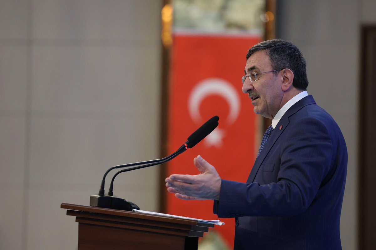 _cevdetyilmaz's tweet photo. Medeniyetler şehri Diyarbakır’da iş dünyamızın kıymetli temsilcileriyle bir araya gelerek bölgesel ve küresel gelişmeleri, ekonomi programımızı, Terörsüz Türkiye hedefinin bölgemize sunacağı yeni imkanları ve şehrimizin güçlü potansiyelini kapsamlı şekilde değerlendirdik.

Köklü tarihi, artan sulama imkanlarıyla bereketlenen toprakları, gelişen sanayisi, iltisak hatlarıyla daha da gelişecek lojistik imkanları ve turizmde yükselen cazibesiyle Diyarbakır’ın, huzur ve güven iklimi güçlendikçe bölgemizin kalkınmasına çok daha güçlü katkılar sunacağına yürekten inanıyorum.

İlimize ve bölgemize katkı sunan iş dünyamızın kıymetli temsilcilerine ve başta Valimiz Sayın Murat Zorluoğlu olmak üzere bugünkü programın düzenlenmesinde emeği geçen herkese gönülden teşekkür ediyorum.