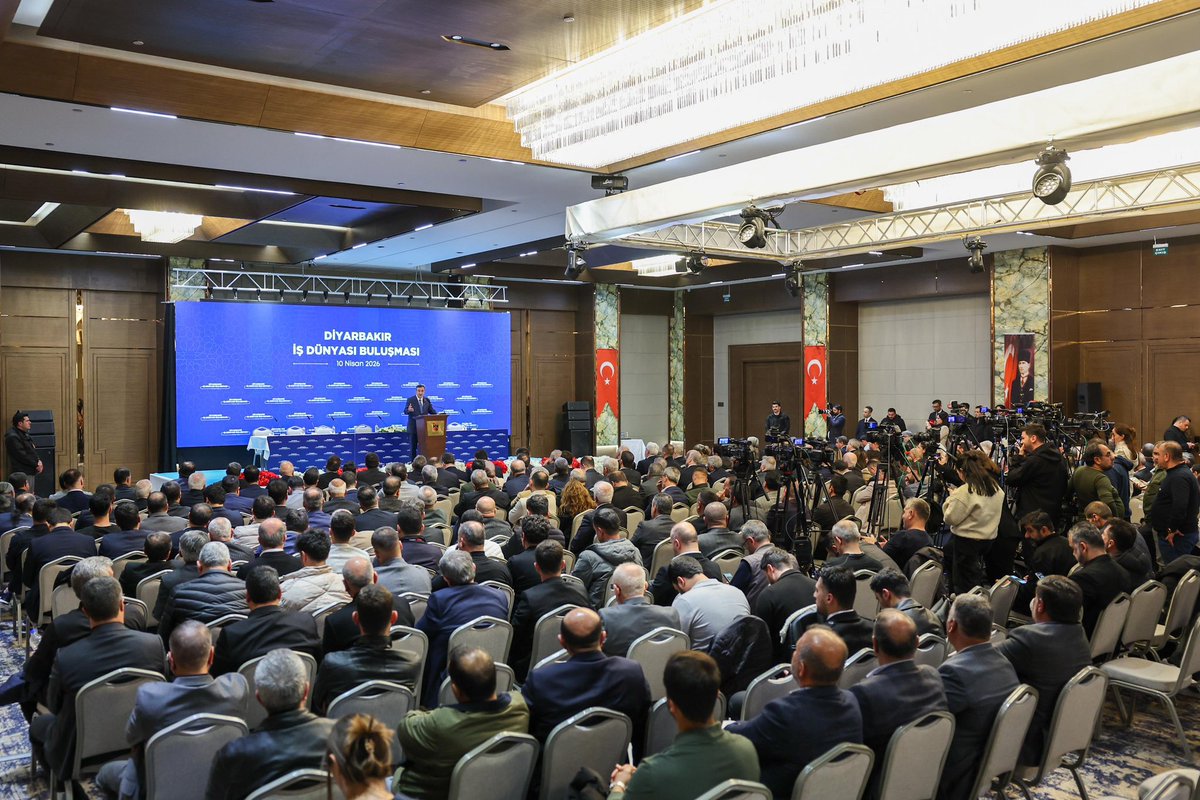 _cevdetyilmaz's tweet photo. Medeniyetler şehri Diyarbakır’da iş dünyamızın kıymetli temsilcileriyle bir araya gelerek bölgesel ve küresel gelişmeleri, ekonomi programımızı, Terörsüz Türkiye hedefinin bölgemize sunacağı yeni imkanları ve şehrimizin güçlü potansiyelini kapsamlı şekilde değerlendirdik.

Köklü tarihi, artan sulama imkanlarıyla bereketlenen toprakları, gelişen sanayisi, iltisak hatlarıyla daha da gelişecek lojistik imkanları ve turizmde yükselen cazibesiyle Diyarbakır’ın, huzur ve güven iklimi güçlendikçe bölgemizin kalkınmasına çok daha güçlü katkılar sunacağına yürekten inanıyorum.

İlimize ve bölgemize katkı sunan iş dünyamızın kıymetli temsilcilerine ve başta Valimiz Sayın Murat Zorluoğlu olmak üzere bugünkü programın düzenlenmesinde emeği geçen herkese gönülden teşekkür ediyorum.