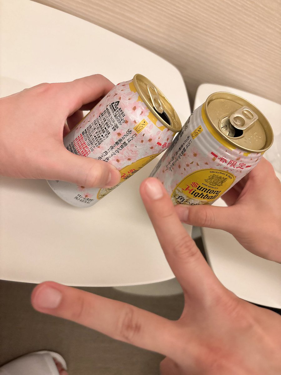 Ryouhey_Drunk's tweet photo. ずいぶん飲んでからの3次会。あゆが部屋にきた。強い子。 https://t.co/2WcM8oGU7V