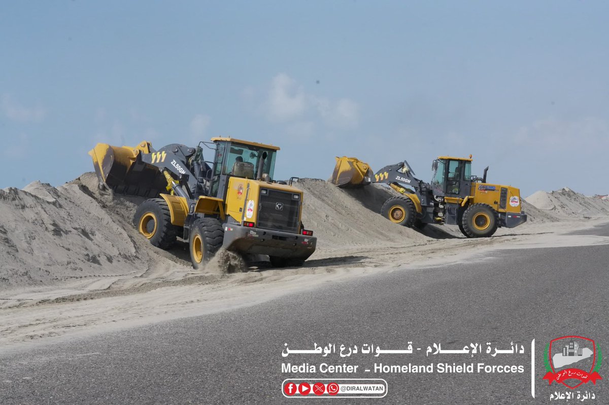 diralwatan's tweet photo. درع الوطن ترفع خطر الكثبان عن طريق عدن – أبين

#دائرة_الإعلام_لقوات_درع_الوطن 

بتوجيهات القائد العام لقوات درع الوطن اللواء/ بسام المحضار وبإشراف محافظ أبين الدكتور/ مختار الرباش نفذت الدائرة الفنية حملة ميدانية لإزالة الكثبان الرملية من الطريق الدولي الرابط بين عدن وأبين في الطريق الممتد من منطقة العلم إلى زنجبار.

وتهدف الحملة إلى معالجة التراكمات الرملية التي شكلت خطراً مباشراً على سلامة المسافرين وأعاقت حركة السير في أحد أهم الطرق الحيوية.

وتأتي هذه الخطوة ضمن جهود قوات درع الوطن في دعم الاستقرار وتحسين الخدمات بالتكامل مع السلطة المحلية وبدعم من التحالف العربي بقيادة المملكة العربيةالسعودية.