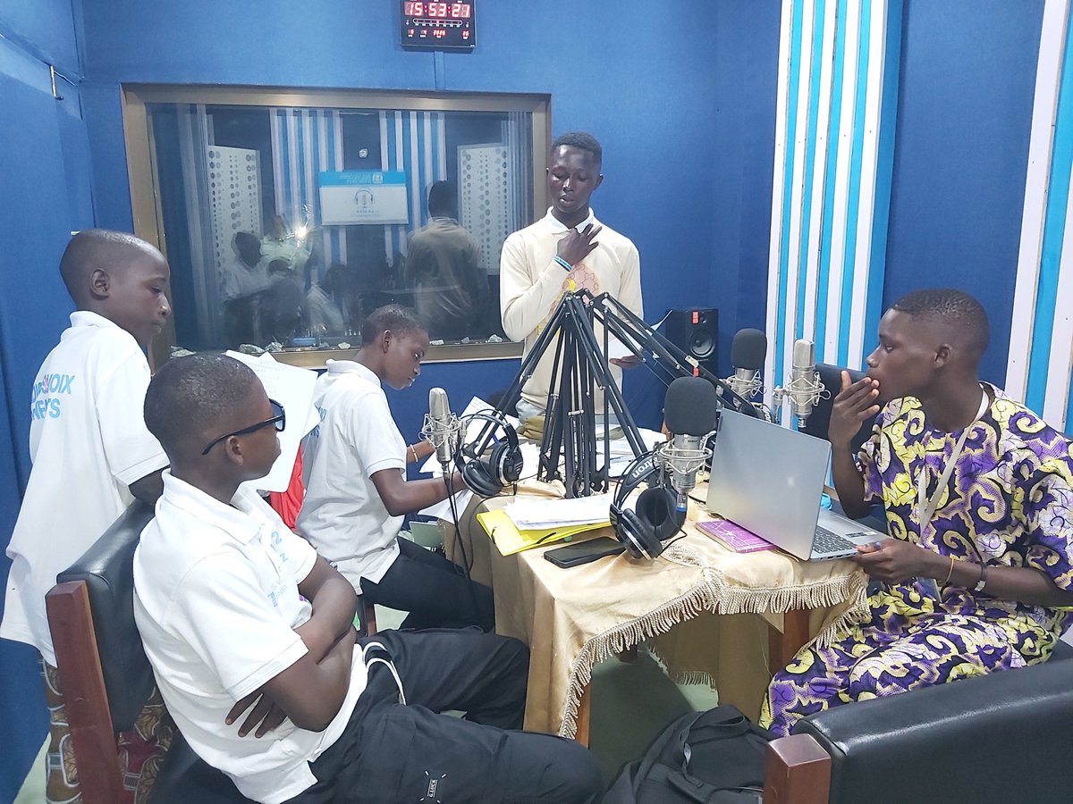 SOSBENIN's tweet photo. 🎙️ À Dassa, 30 enfants des villages SOS vivent une immersion journalistique avec Radio SOS – La Voix des Enfants.

🎧 Interviews, reportages, studio radio : une expérience qui renforce confiance, esprit critique et engagement.

👉 https://t.co/g3HG5bAIdG https://t.co/l0nhi0YXIm