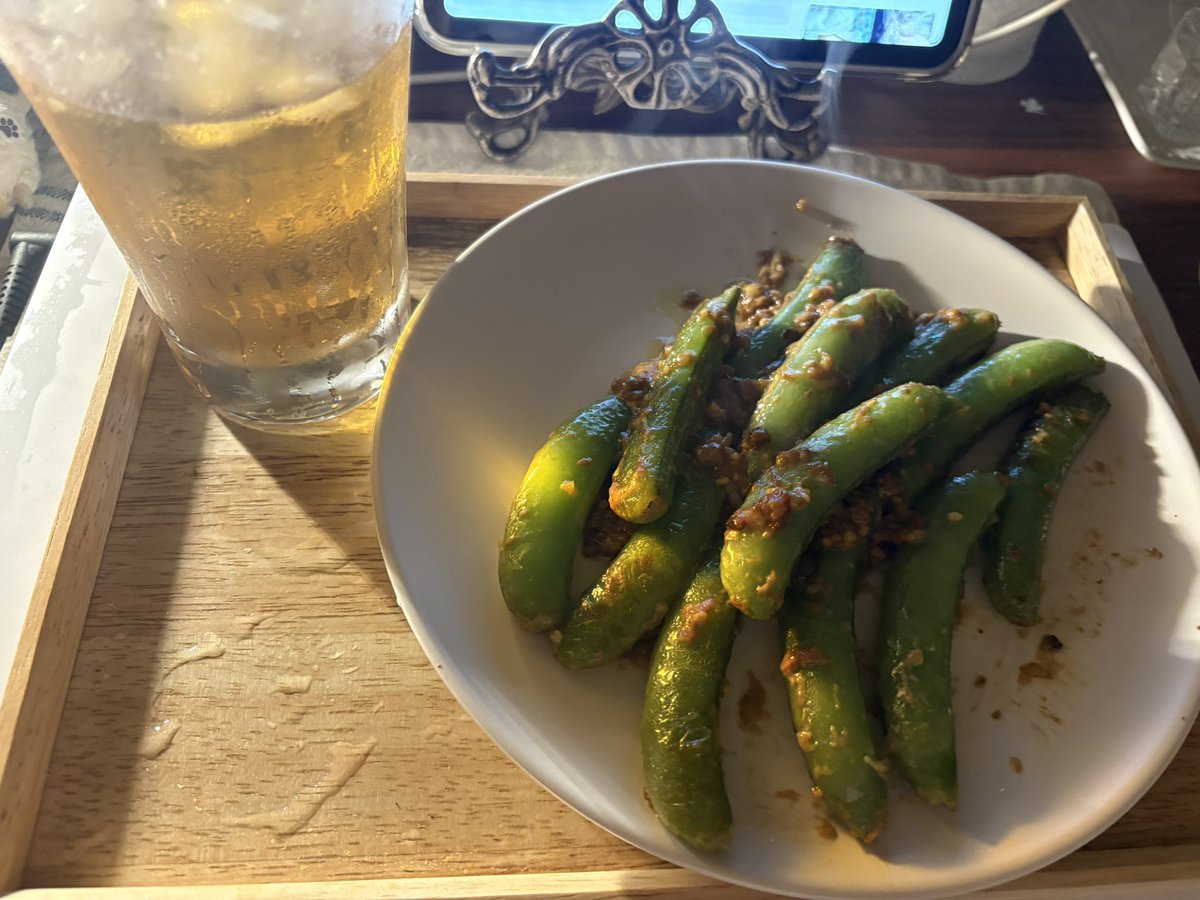 今夜のお酒のアテ
 #スナップエンドウのマヨガーリック醤油炒め🫛
お酒は    #とうもろこしのひげ茶割 🌽でございます🥃
 #小宮美穂  #司祐輝