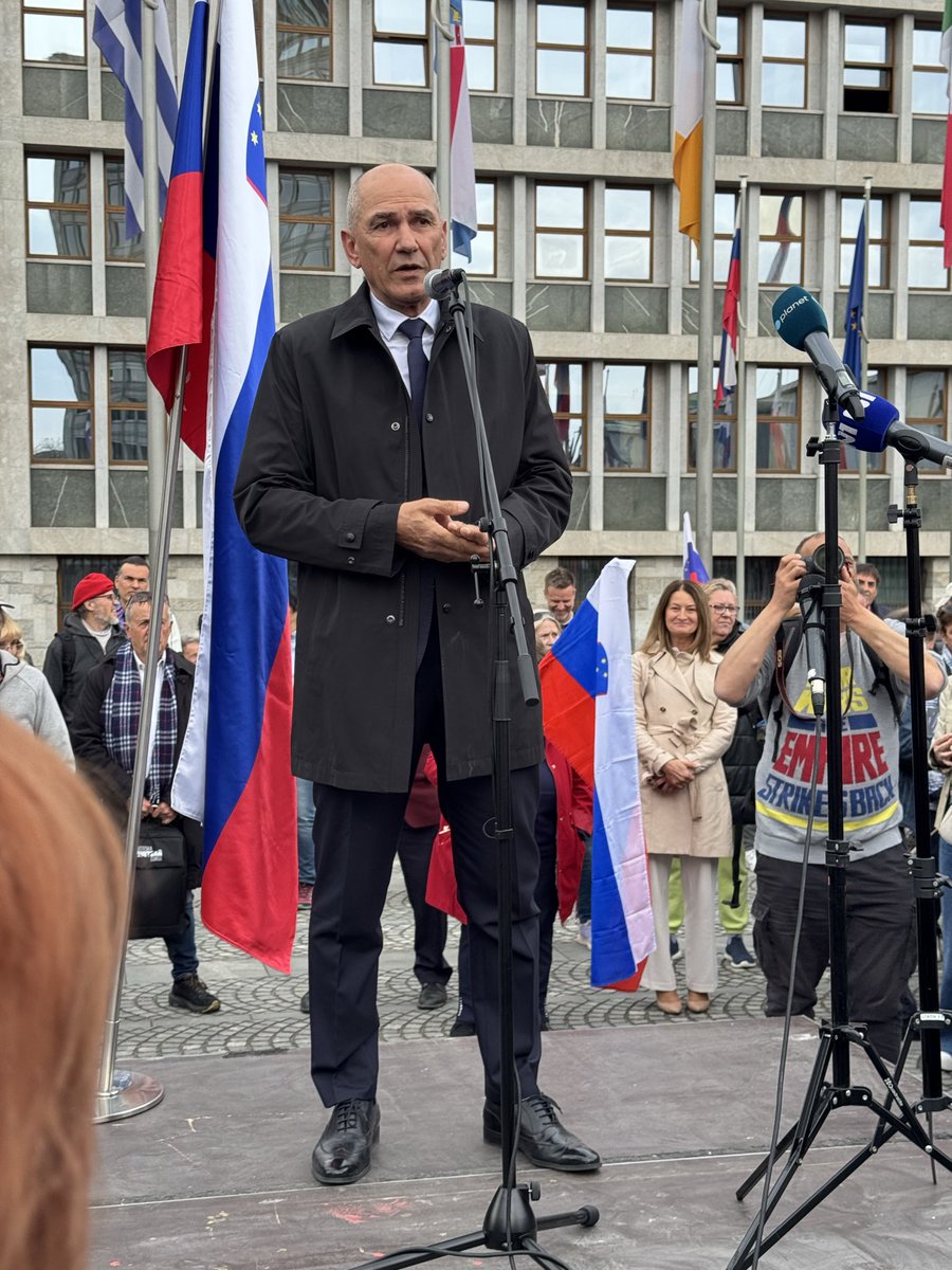 Protesta se je udeležil tudi naš predsednik <a href="/JJansaSDS/">Janez Janša</a>:
”Zdaj imamo pogum. Raste nova, mlada, pogumna generacija, ki se ji ne da prodajati belega za črno in obratno. To generacijo je treba podpreti.

Vidim pa tudi tukaj veliko sivih glav; tudi za vas delo ni končano, kajti to