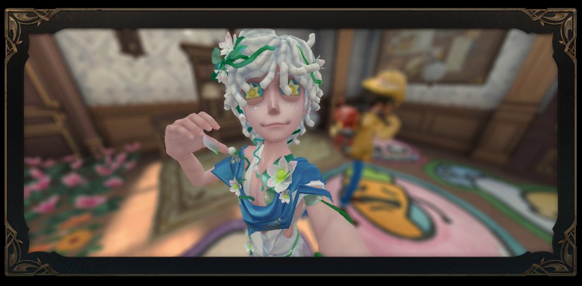 ฉันกำลังเล่น Identity V อยู่ คุณอยากเล่นหรือเปล่า