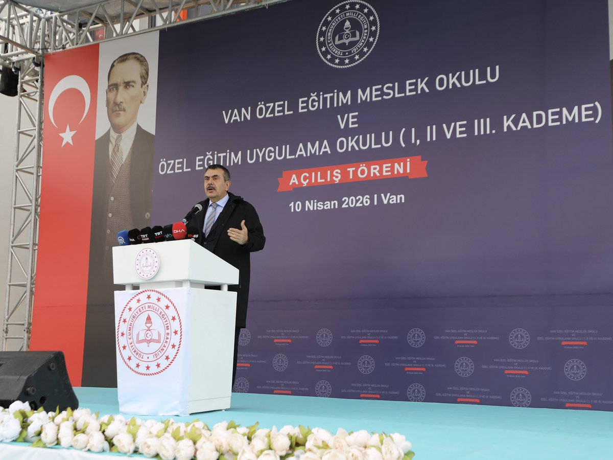 tcvanvaliligi's tweet photo. Özel Eğitim Kampüsünün Açılışı Yapıldı

Milli Eğitim Bakanımız Sn. Yusuf Tekin, Valimiz Sn. Ozan Balcı, Cumhurbaşkanı Başdanışmanı Sn. Gülşen Orhan ve il protokolü ile birlikte Van Özel Eğitim Meslek Lisesi ve Van Özel Eğitim Uygulama Okulunun açılışını törenle yaptı. 

Saygı duruşu ve İstiklal Marşı’mızın okunmasıyla başlayan törende konuşan Bakanımız Sn. Yusuf Tekin, Türkiye’de 20 yılda eğitim öğretim altyapısında devrim niteliğinde işler yapıldığını belirterek, “Şimdi burada özel eğitim kampüsü açıyoruz. Özel çocuklarımız bizim için çok önemlidir. Özel çocuklarımızın eğitime erişimini sağlayacak tedbirleri almaya özen gösteriyoruz. Bütün çocuklarımızın eğitime erişim hakkını eşit ve adil bir biçimde temin etmeye çalışıyoruz. Ana felsefemiz şu. Bütün çocuklar özeldir. Bugün hem eğitim hem de mesleki eğitim anlamında özel çocuklarımıza katkı sunacak güzel bir kampüsün açılışını yapıyoruz. Emeği geçen herkese çok teşekkür ediyorum. Kurumumuz hayırlı, uğurlu olsun.” dedi. 

Valimiz Sn. Ozan Balcı ise, eğitim alanında yapılan yatırımları anlatarak, özel eğitim kampüsünün önemine dikkat çekti.

Valimiz, “Çok anlamlı bir açılış yapıyoruz.  Burada engelli yavrularımız, gençlerimiz için, hem anaokulu hem ilkokul hem de uygulama ortaokulu ile meslek lisesi var. Ayrıca aynı kampüs içerisinde Aile ve Sosyal Hizmetler Bakanlığımıza ait, yine engelliler için ağır mental ve zihinsel engelli çocukların, insanların kalabileceği yerler var. Özel çocuklarımızın meslek kazanacakları yerler, yüzme havuzu, spor salonu, aktif yaşam merkezi var. Buranın şöyle bir kıymeti var. Devletimiz adaleti, merhameti, şefkati tarihsel anlamda bünyesinde barındıran bir devlet. Buda aslında bunun bir tezahürüdür. Engelli kardeşlerimizin, engelli ailelerimizin sıkıntılarını ve dertlerini biliyoruz. Onların hayatları ve yaşamları kolaylaştırmak için çalışıyoruz. Onların yanında ve yakınındayız” dedi. 

Konuşmaların ardından, açılış kurdelesini il protokolü ile kesen Bakanımız Sn. Yusuf Tekin, öğretmenlerle bir araya geldi.

@valiozanbalci75