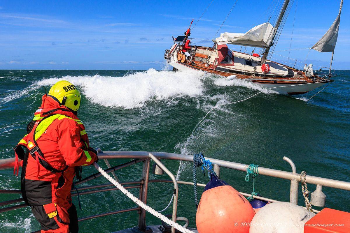 SauveteursenMer's tweet image. Photo du #weekend 📸 À bord du canot des #SauveteursenMer #SNSM Barfleur lors d'une intervention de #sauvetage 🆘 Le 5/04, ils sont engagés pour porter #secours à un #voilier victime d'une avarie dans une mer formée 🌊
Urgence en mer 👉 VHF canal 16 / tél 196 🆘
📸 Jérôme Houyvet