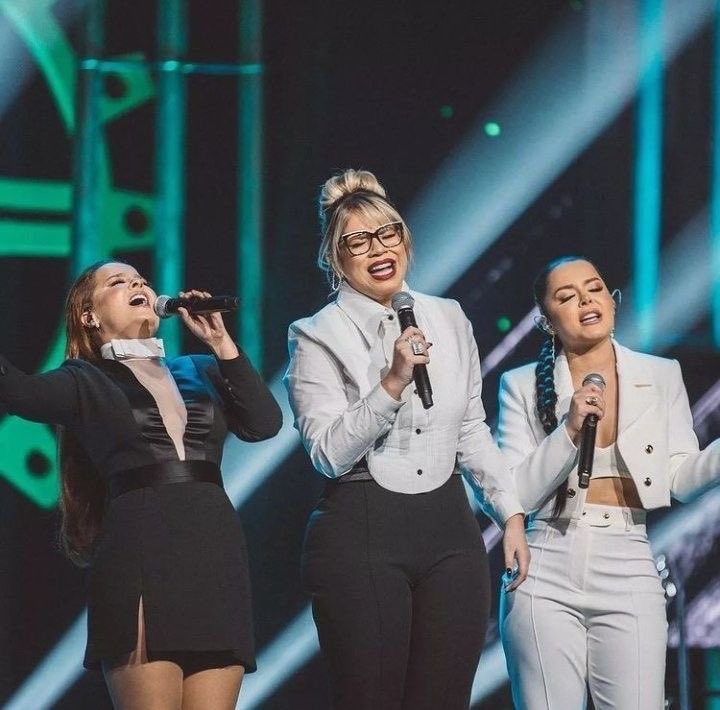 floripmem's tweet photo. “Se um dia você sentir minha falta, me ache nas músicas que a gente ouvia…” - Maiara e Maraisa

Se um dia alguém sentir minha falta, me ache na música delas ó 👇🏻 https://t.co/Pa1VC2LEdd