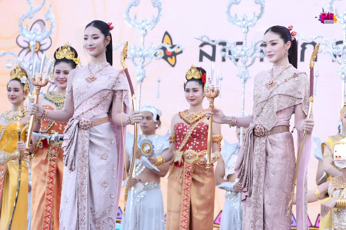 PRSocietyNews's tweet photo. สองนางสงกรานต์สาวสวย " เพ่ยเพ่ย-ปิ่น " ในงาน ICONSIAM THAICONIC SONGKRAN 2026

#ICONSIAMSongkranxPEIPEIPYN
#ICONSIAMSongkran #สงกรานต์ที่ไอคอนสยาม #ICONSIAM #PEIPEI #PYN https://t.co/CCuAqke8le