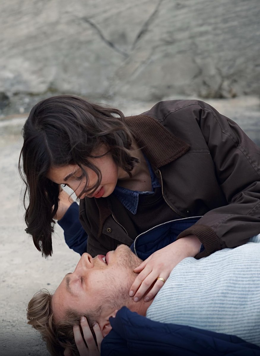 ni0nia's tweet photo. Kollarında ölmek 💔

#TaşacakBuDeniz • #İsFad 
#ErdemŞanlı • #ZeynepAtılgan https://t.co/FTD1LO8GRN