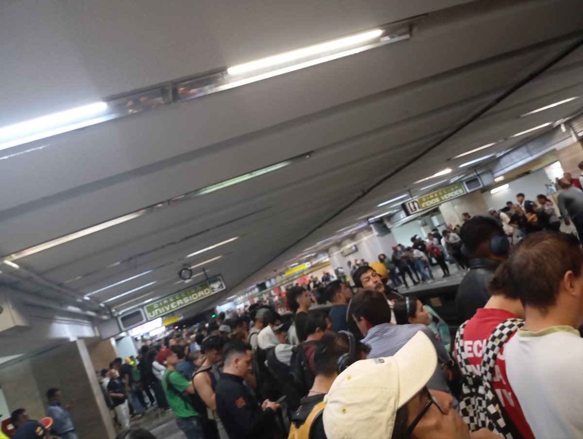 001Moy's tweet photo. @MetroCDMX No meintan , no es "alta afluencia", no hay trenes en circulación, casi media hora y no pasan trenes en ninguno de los dos sentidos.

@ClaraBrugadaM ¿cuándo despides a @AdrianRubalcava ? https://t.co/Ul4HIfo6Pf
