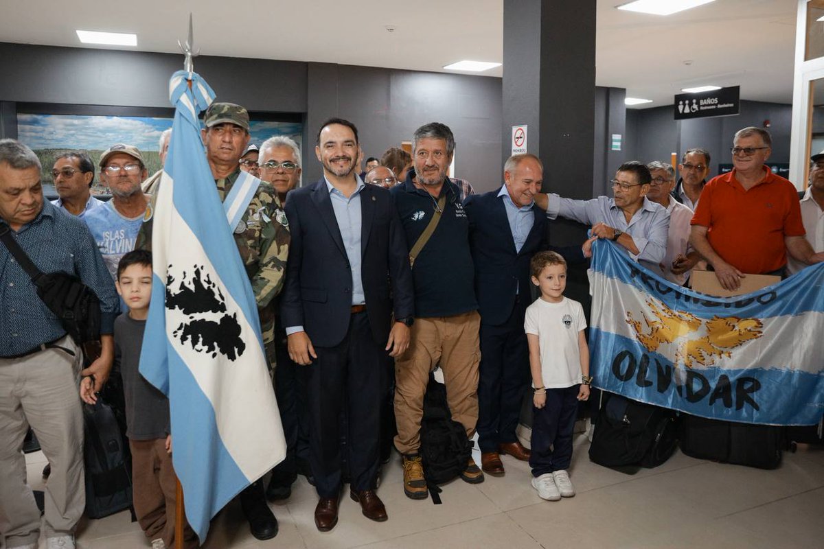Nuestros héroes vuelven a Malvinas 🇦🇷 Con emoción y orgullo a flor de piel, despedimos a 20 excombatientes que inician hoy su viaje de sanación a las islas. Los acompañamos y reivindicamos en cada paso, porque mantener su memoria viva es una política de Estado para el