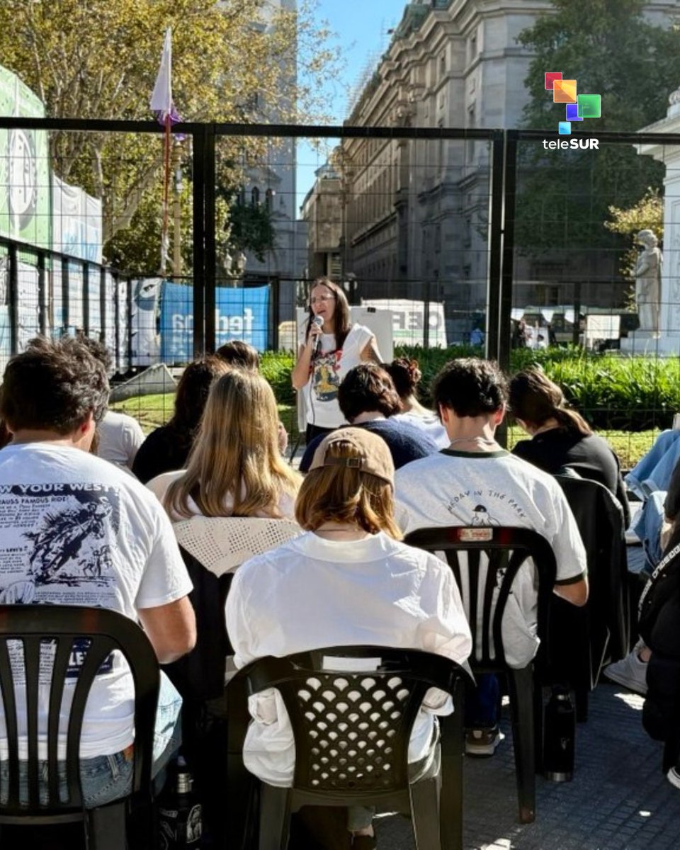 telesurenglish's tweet image. 📌Universities in #Argentina are now in their third week of a national strike, demanding the implementation of the #university funding law and wage increases, despite a recent ruling by the Federal Administrative Court that found in their favor. 

📌The government, which cites