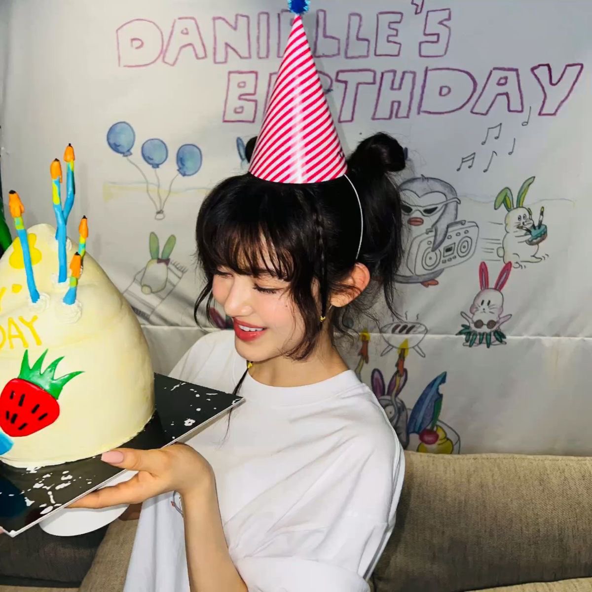 DazziUpdates's tweet photo. Our sunflower, we hope you have the happiest 21st birthday ever. We’re always rooting for you!🌻 https://t.co/mMm2LdcIv5