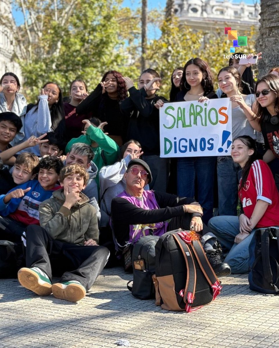 telesurenglish's tweet image. 📌Universities in #Argentina are now in their third week of a national strike, demanding the implementation of the #university funding law and wage increases, despite a recent ruling by the Federal Administrative Court that found in their favor. 

📌The government, which cites