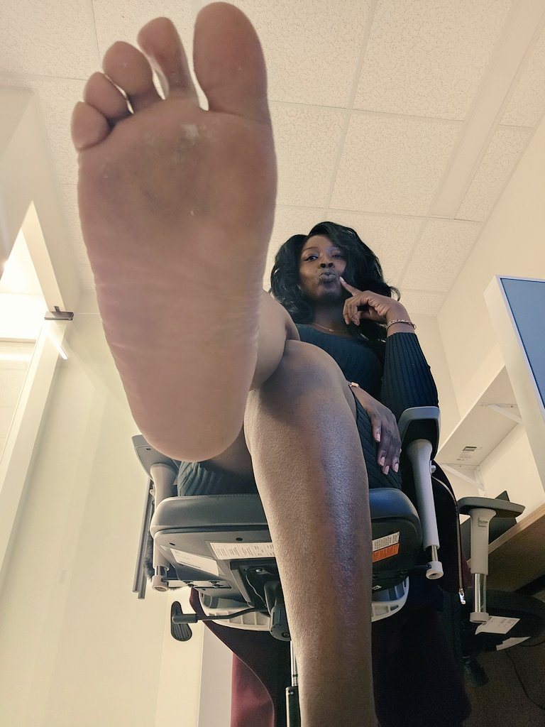 SpoiltheeAmazon's tweet photo. MY feet are more powerful than your entire existence and they don't even have to try. https://t.co/io1EOC6iSx