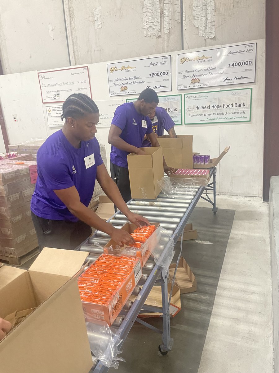 GoTigers_FB's tweet image. Yesterday, the team and coaches had the opportunity to go to Harvest Hope Food Bank to pack 150 summer boxes and help feed the community. We want to thank @HarvestHopeFB so much for the opportunity, and can't wait to come back and serve again!

#Vision | #TheBestOfBC