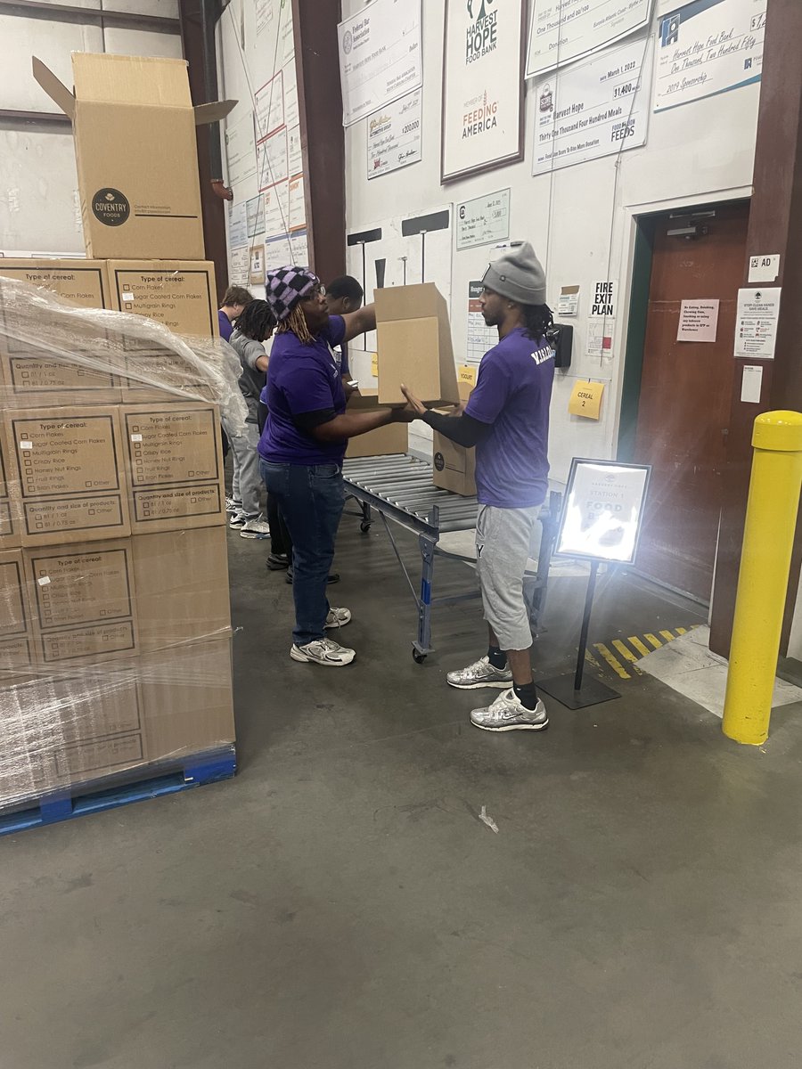 GoTigers_FB's tweet image. Yesterday, the team and coaches had the opportunity to go to Harvest Hope Food Bank to pack 150 summer boxes and help feed the community. We want to thank @HarvestHopeFB so much for the opportunity, and can't wait to come back and serve again!

#Vision | #TheBestOfBC