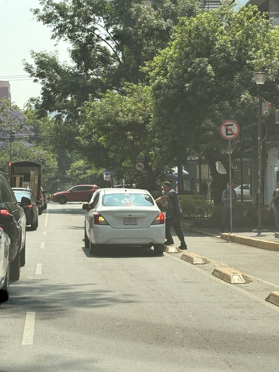 Y entonces todo el carril cancelado por 2 taxistas haciendo base.
Metro Polanco 
<a href="/cdmx_ssc/">SSC_CDMX.</a> <a href="/UCS_GCDMX/">Unidad de Contacto del Secretario SSC CDMX</a>