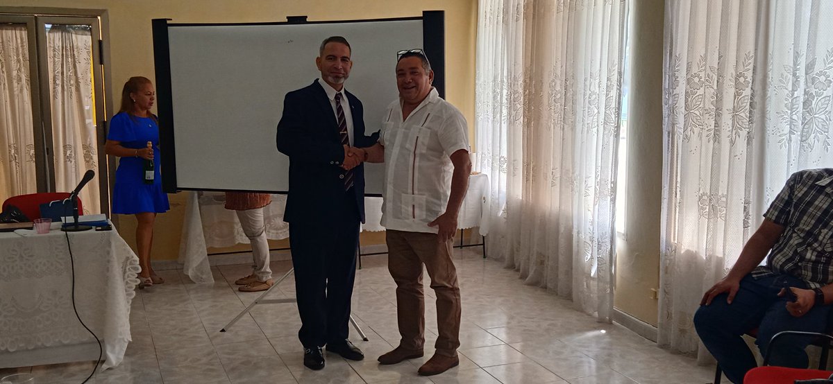 Universidad_UDG's tweet photo. ✨¡Felicidades, Dr. Wilfredo Castro Villa!✨

La #UniversidadDGranma, su Claustro de Profesores y todo el personal administrativo y estudiantil felicitan con gran orgullo a nuestro Vicerrector Primero por su brillante defensa doctoral. https://t.co/HmIV7S9lHq
