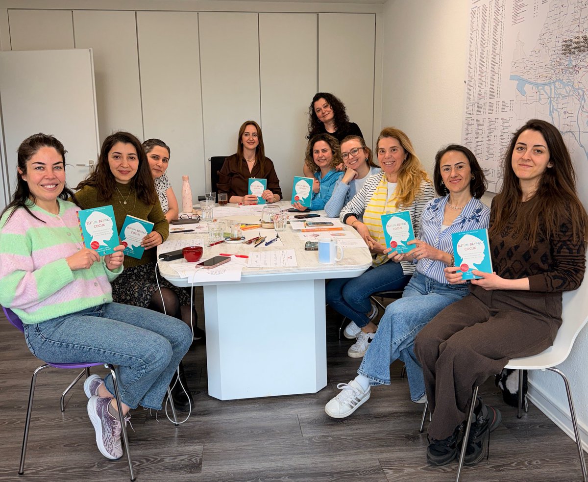 ataseligi's tweet photo. 📚 Hamburg Eğitim Ataşeliği Veliler İçin Kitap Kulübü  

Bu ay Bütün Beyinli Çocuk kitabını ele aldık.  
Çocukların duygularını anlama, beyin gelişimini destekleme ve ebeveyn-çocuk ilişkisini güçlendirme üzerine verimli bir paylaşım oldu.  

Katılan tüm velilerimize teşekkürler. https://t.co/6LTgFfg3jm