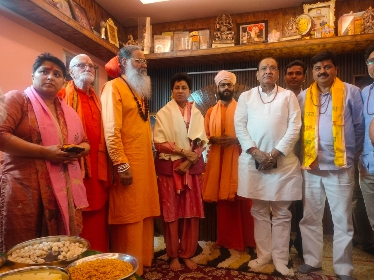 Kumari_Selja's tweet photo. आज हरिद्वार स्थित बिश्नोई आश्रम में ब्रह्मलीन गौ ऋषि स्वामी श्री राजेंद्रानंद जी महाराज की समाधि स्थल पर उपस्थित होकर उन्हें विनम्र श्रद्धांजलि अर्पित की और श्रद्धा भाव से नमन किया।

स्वामी जी का जीवन त्याग, सेवा और समर्पण का अद्वितीय उदाहरण रहा। उन्होंने गौ-संरक्षण, पर्यावरण संरक्षण तथा गुरु जंभेश्वर महाराज के सिद्धांतों को जन-जन तक पहुँचाने का जो कार्य किया, वह समाज के लिए सदैव प्रेरणास्रोत रहेगा।

उनकी पावन स्मृतियाँ और आदर्श हम सभी को सेवा, करुणा और कर्तव्य के मार्ग पर आगे बढ़ने की प्रेरणा देते रहेंगे।