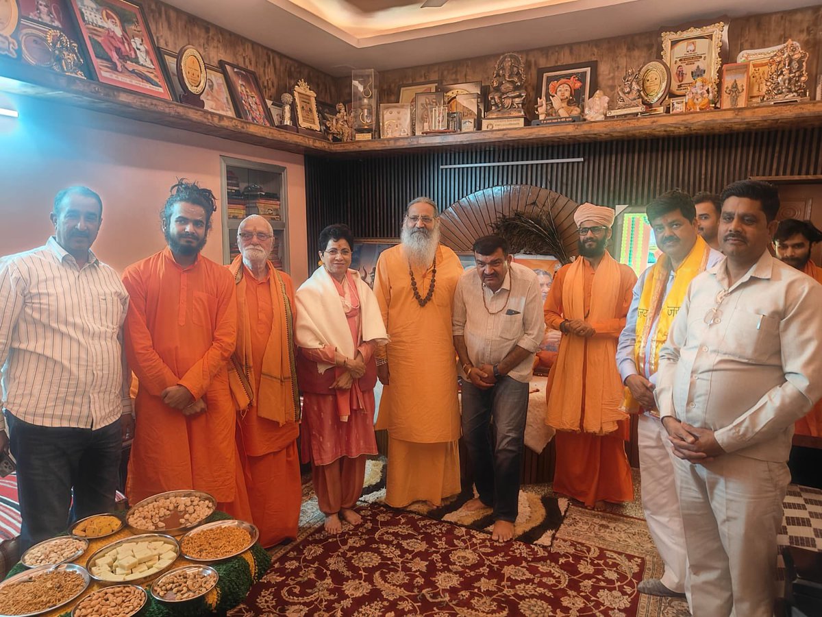 Kumari_Selja's tweet photo. आज हरिद्वार स्थित बिश्नोई आश्रम में ब्रह्मलीन गौ ऋषि स्वामी श्री राजेंद्रानंद जी महाराज की समाधि स्थल पर उपस्थित होकर उन्हें विनम्र श्रद्धांजलि अर्पित की और श्रद्धा भाव से नमन किया।

स्वामी जी का जीवन त्याग, सेवा और समर्पण का अद्वितीय उदाहरण रहा। उन्होंने गौ-संरक्षण, पर्यावरण संरक्षण तथा गुरु जंभेश्वर महाराज के सिद्धांतों को जन-जन तक पहुँचाने का जो कार्य किया, वह समाज के लिए सदैव प्रेरणास्रोत रहेगा।

उनकी पावन स्मृतियाँ और आदर्श हम सभी को सेवा, करुणा और कर्तव्य के मार्ग पर आगे बढ़ने की प्रेरणा देते रहेंगे।