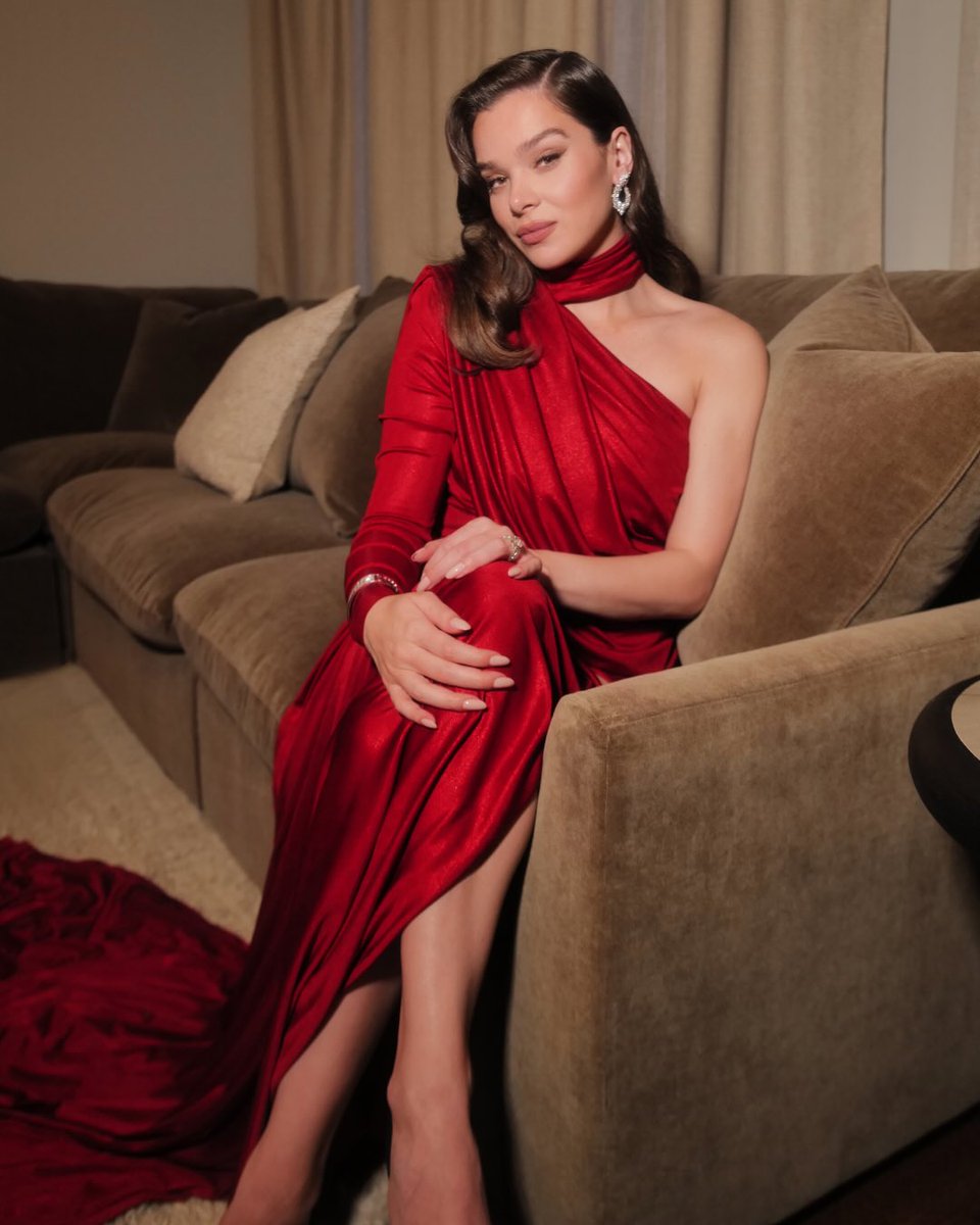 Hailee Steinfeld Daily tweet media