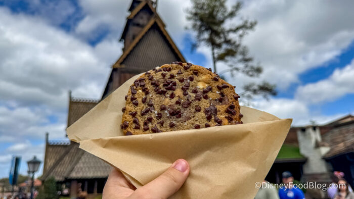 A new review from Disney Food Blog asks: is this $6 EPCOT cookie one of the BEST desserts in Disney World? 👀🍪 Triple chocolate, gooey center, salty-sweet perfection… and VERY messy 😂 Worth the hype? 🤔 #EPCOT #DisneyWorld #DisneyFood #SnackReview 
 disneyfoodblog.com/2026/04/08/rev…