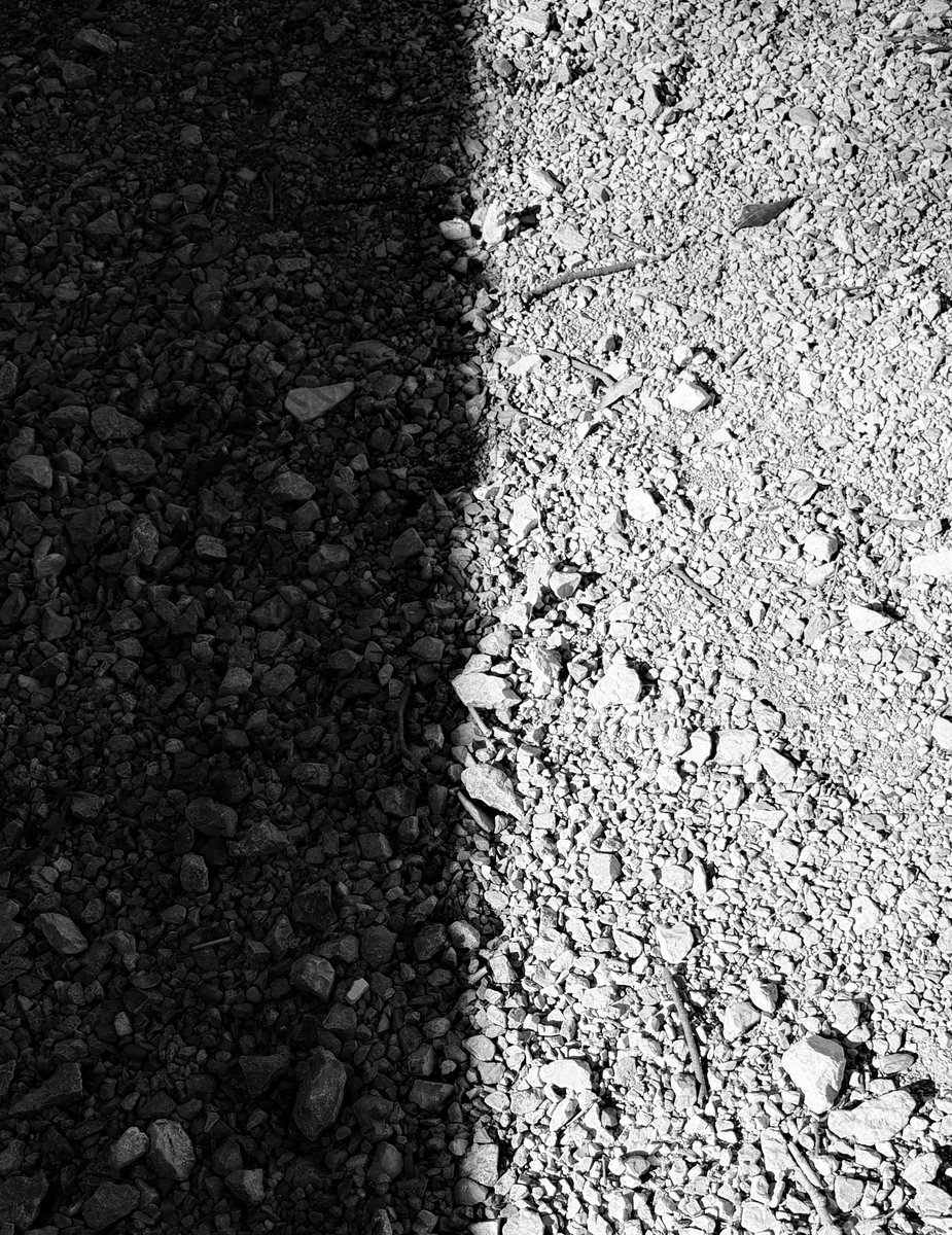 Alonein43672278's tweet image. #photography #blackandwhite #shadow #light #stones