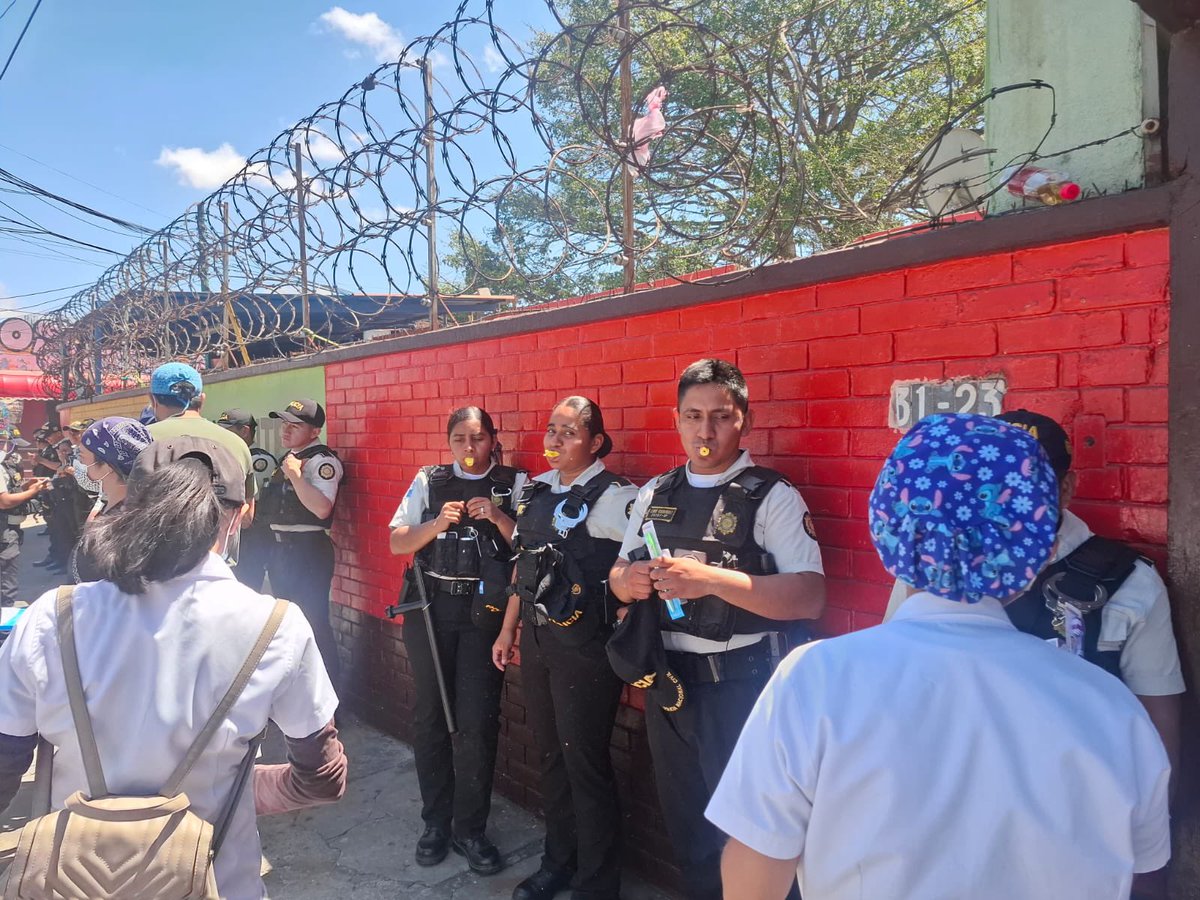 andreaxdeleon's tweet photo. No somos iguales, ustedes nos dan la espalda pero aún así les mostramos nuestra vocación 
 
Les brindamos servicio de aplicación de Flúor  

Siempre al servicio del pueblo ✊🏼
Odontología presente 💜🦷 https://t.co/o22mppDMZL