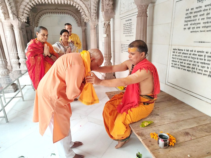 SanatanPrabhat's tweet photo. 📜@SanatanSanstha’s Dharmapracharak Sadguru Nandkumar Jadhav was honored by archakas at Kashi Vishwanath Temple

Acharya Tek Narayan Upadhyay felicitated Sadguru Nandkumar Jadhav and His family, saying: “India continues to endure because of Sadguru, Saints like you.” https://t.co/w0bfFtTdop