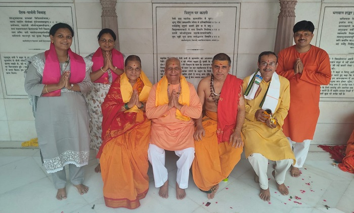 SanatanPrabhat's tweet photo. 📜@SanatanSanstha’s Dharmapracharak Sadguru Nandkumar Jadhav was honored by archakas at Kashi Vishwanath Temple

Acharya Tek Narayan Upadhyay felicitated Sadguru Nandkumar Jadhav and His family, saying: “India continues to endure because of Sadguru, Saints like you.” https://t.co/w0bfFtTdop