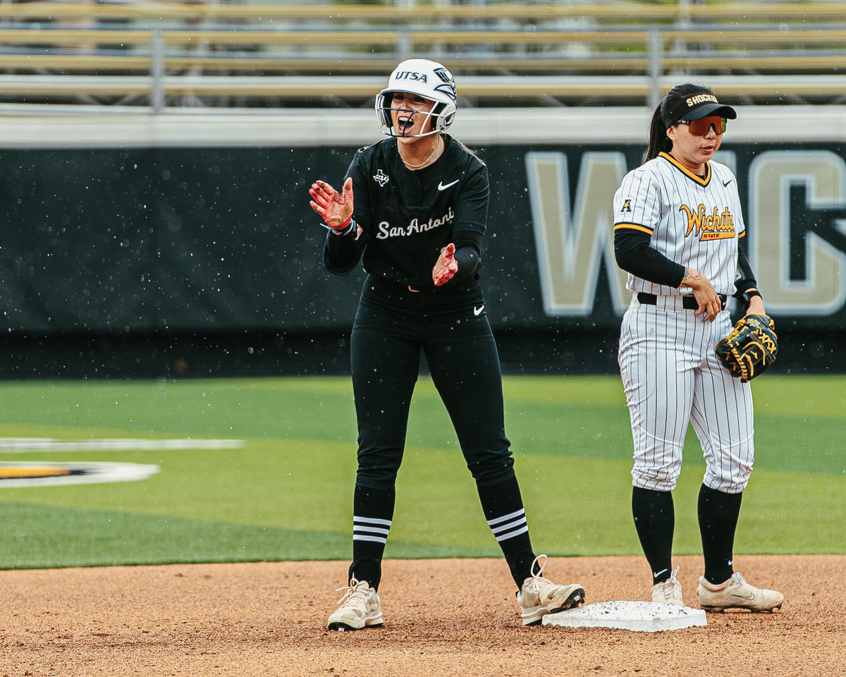 UTSASoftball's tweet image. Dancing in the rain 🌧️

#BirdsUp 🤙 | #LetsGo210 | #PluckEm 🪶