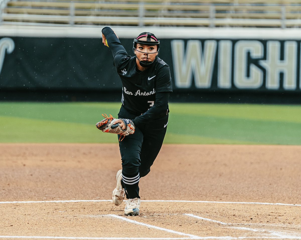 UTSASoftball's tweet image. Dancing in the rain 🌧️

#BirdsUp 🤙 | #LetsGo210 | #PluckEm 🪶