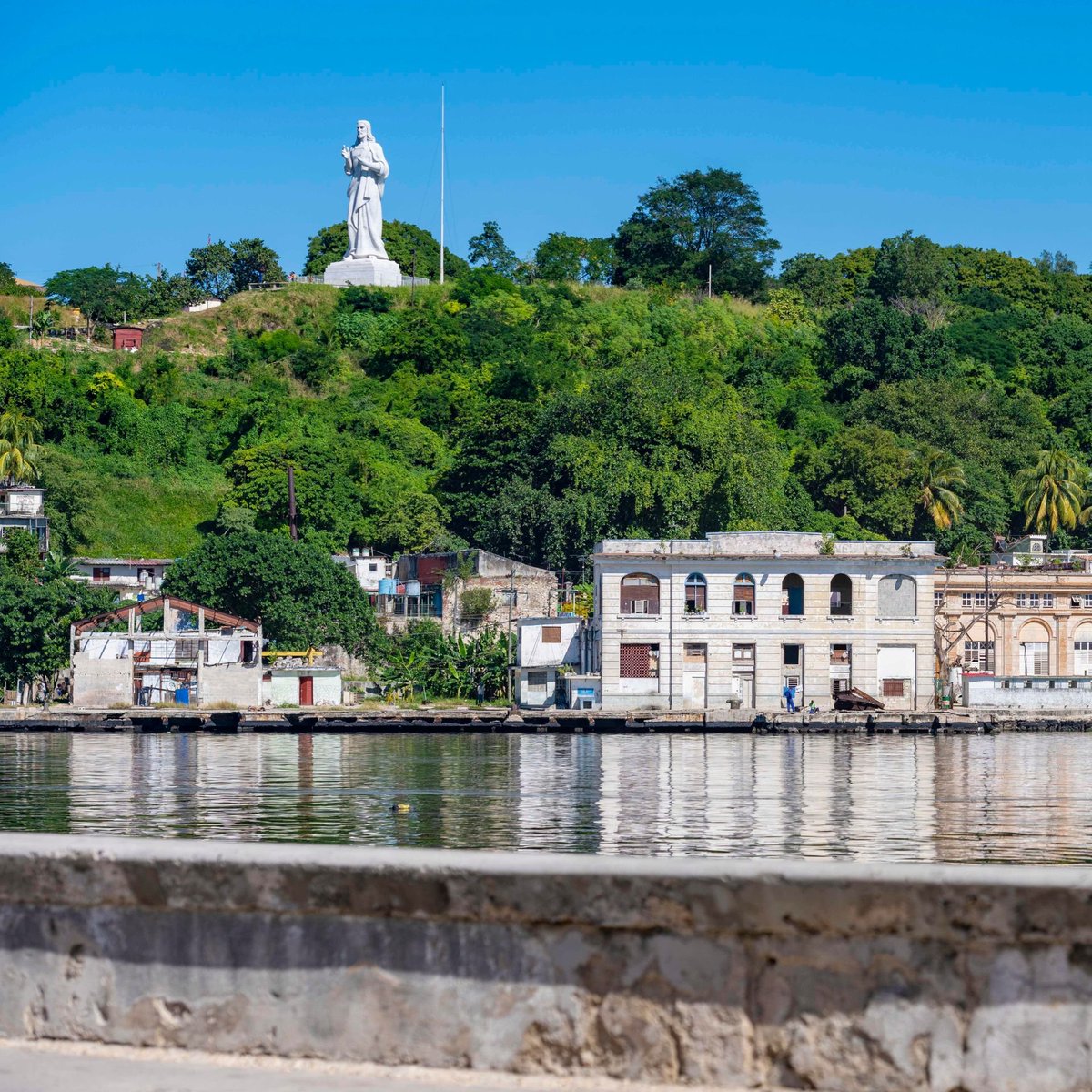 🗿¿Sabías que una mujer escultora dio forma a uno de los símbolos más emblemáticos de La Habana? Jilma Madera es la artista detrás del Cristo que desde 1958 protege la ciudad. ¡Un orgullo femenino! 👩‍🎨✝️

#Cuba #CubaUnica #LaHabanaTravel #CiudadesConHistoria