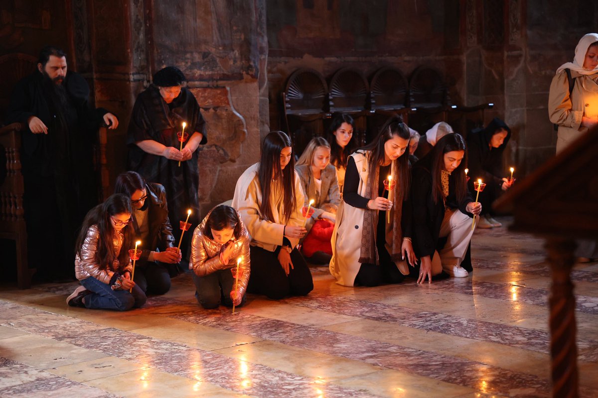 The matins of Holy and Great Friday with reading of the Paschal Gospels at Visoki Dečani Monastery
#SerbianOrthodoxChurch #DecaniMonastery #Kosovo